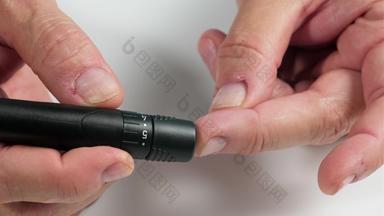 男人。措施血糖穿过手指针概念及时的检查测试预防<strong>糖尿病糖尿病</strong>